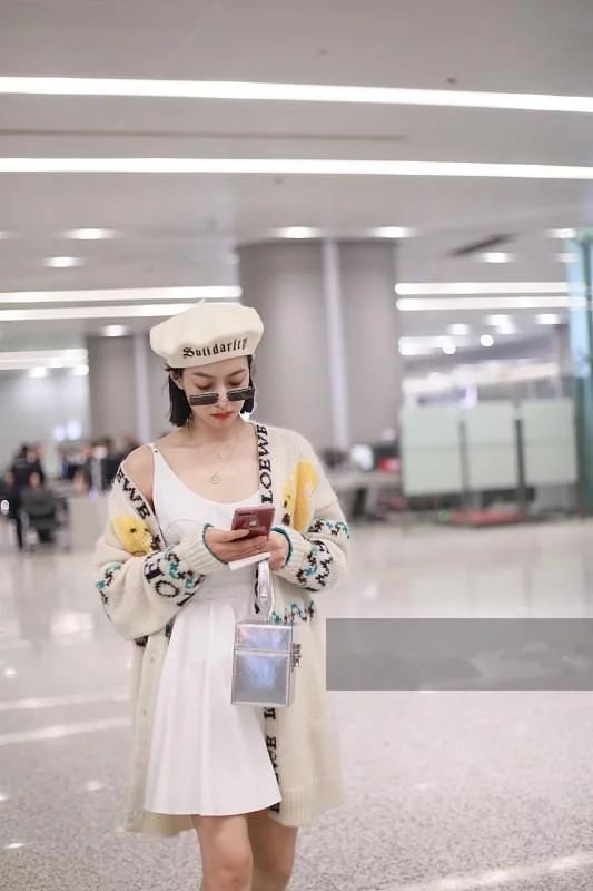 宋茜机场秀香肩，白裙毛衣甜美十足，却穿错鞋子看起来矮了十厘米
