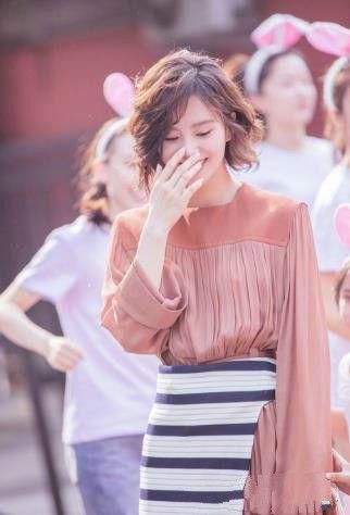 刘诗诗卷发惊艳，裙子多出那块，真的该剪掉！