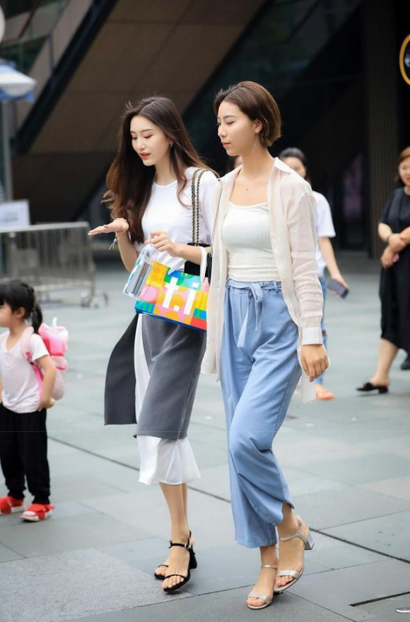 街拍美女，绝美天仙，如此穿着女人味爆棚