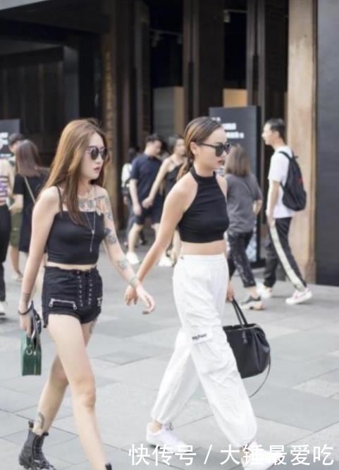 『蓝色』街拍:美女蓝色吊带长裙,长发飘飘,气质高雅