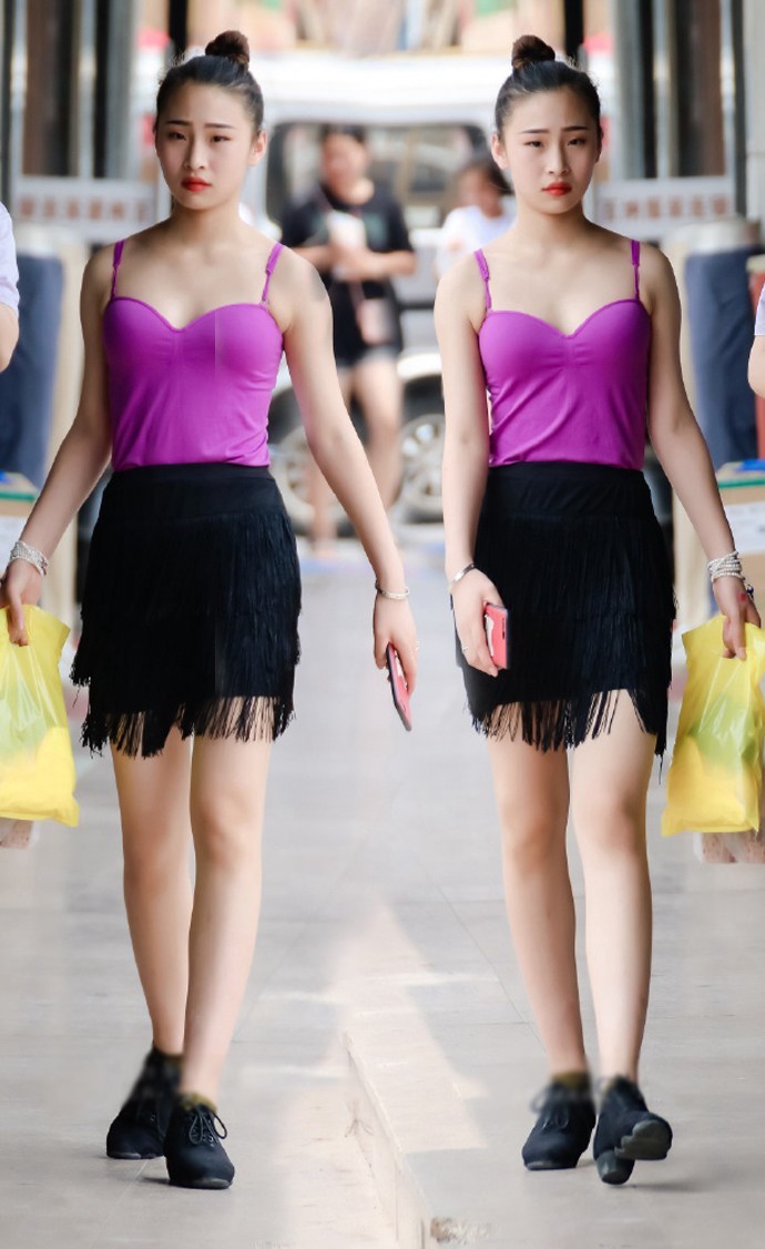 身穿紫色吊带装的小清新妹子,做剪刀手、笑容甜美好活泼!