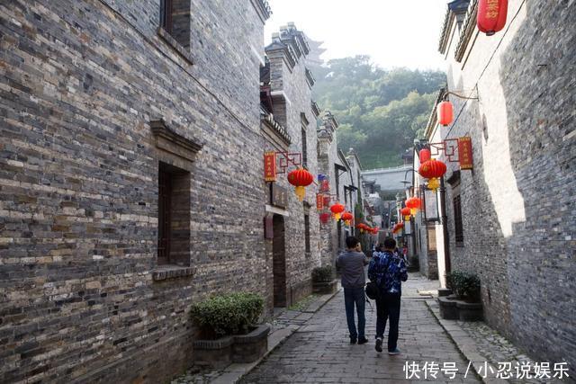 中国最小的高铁站，只有两个检票口，位置太少游客只能躺地上