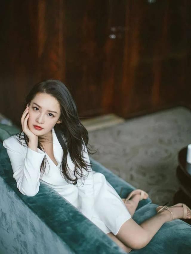 【 开叉】前凸后翘曲线太绝,李沁原来这么辣的吗?穿高开叉礼服还要大露背