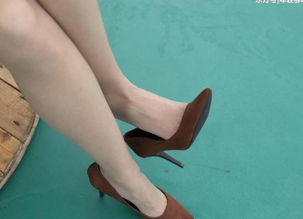 绒面高跟鞋,复古气质美