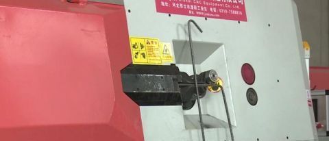  工人|工地工人发明钢筋弯箍机，无误差加工60种图形，1小时能加
