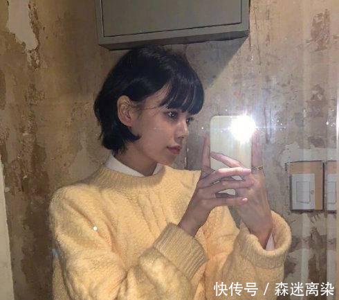  搭配一■短发小姐姐的日常穿搭，百搭西装外套和甜美碎花，打造今年最流行