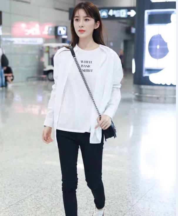 她曾红毯上“一摔成名”，被誉为最美程英，颜值气场不输热巴！