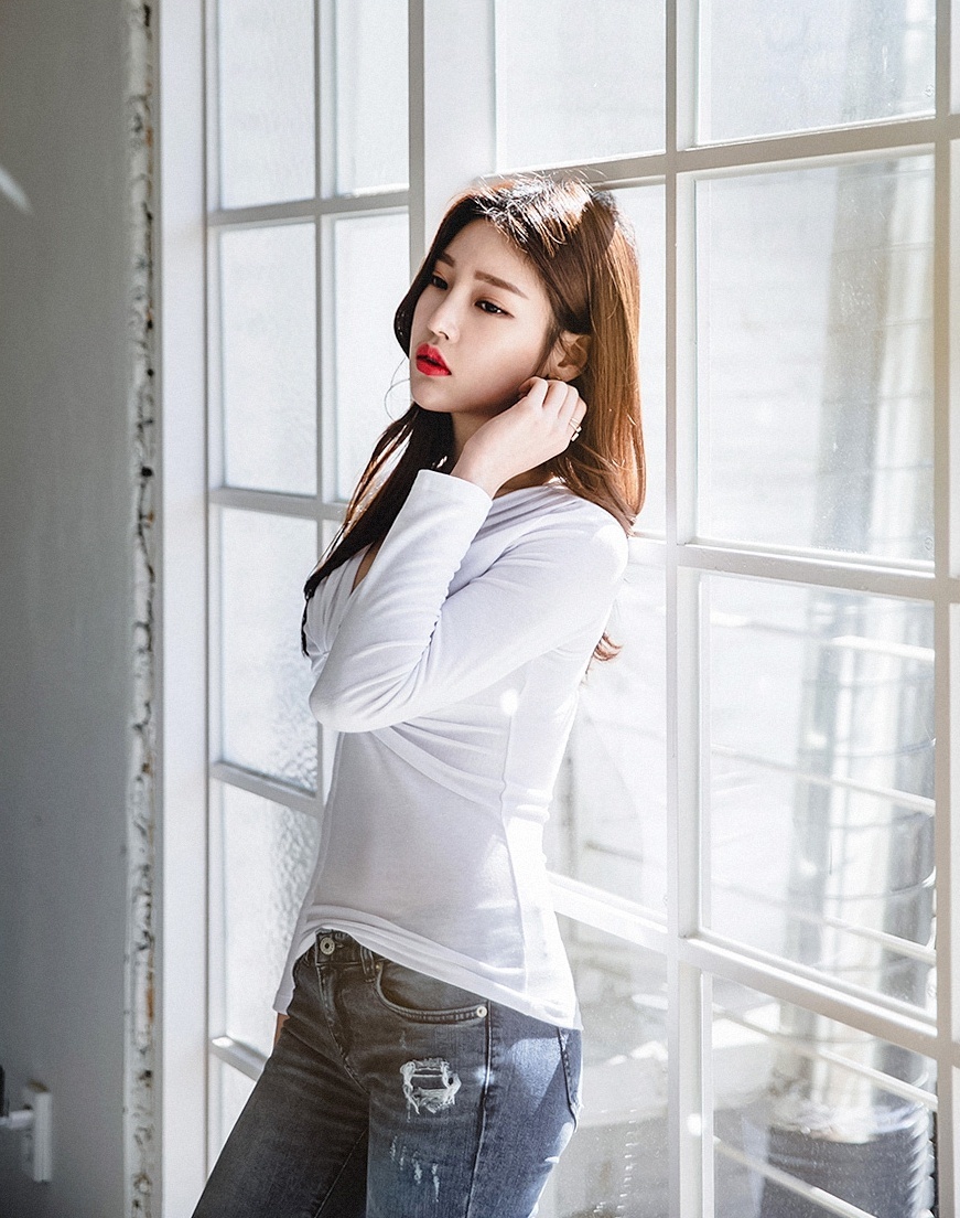 街拍:年轻活力的牛仔裤美女,秀出纤细小蛮腰,很有吸引力!