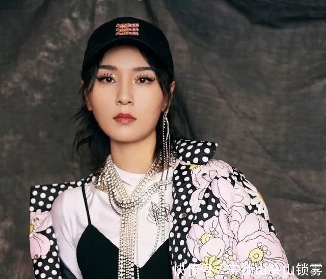  [短T恤]周笔畅真敢穿，白色打底的黑色框架excel裙帅气个性，自带公主风