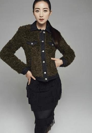 韩雪站姿豁出去了，两腿中间几乎没有缝隙，网友：这腿真是绝了！