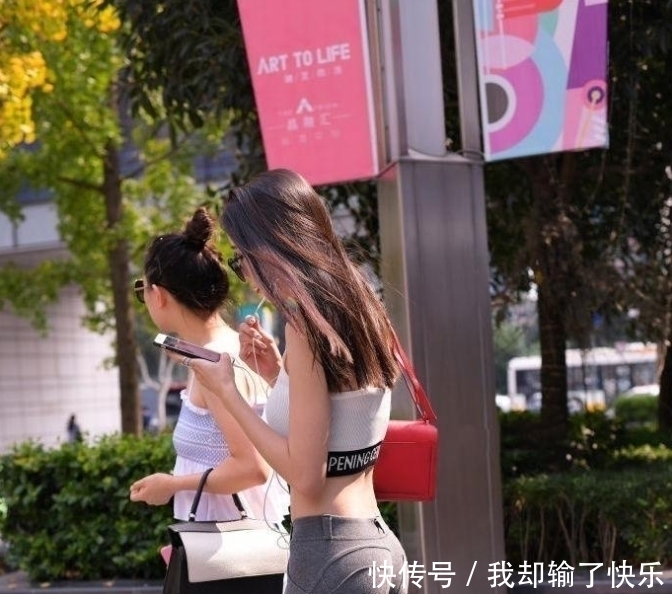夸张:街拍:毫不夸张地说,这才是百里挑一的真女神!