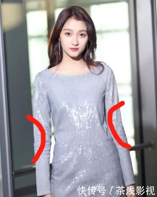 关晓彤迪丽热巴同穿连衣裙，一个水桶腰一个小蛮腰，网友：不能比