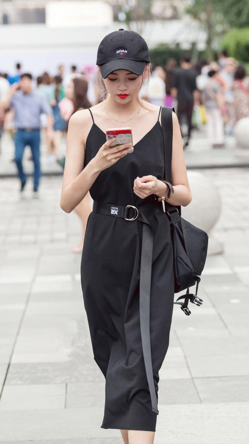 路人街拍，肤白貌美的小姐姐，拿着手机在听歌，侧颜太美了！