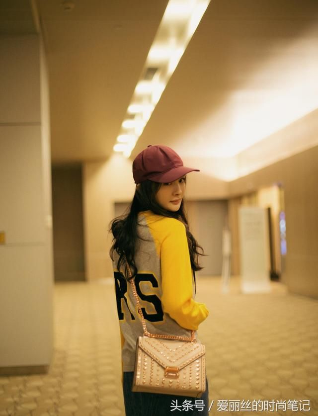 杨幂出席纽约时装周，卫衣配牛仔裙穿出少女感，带货女王回来了
