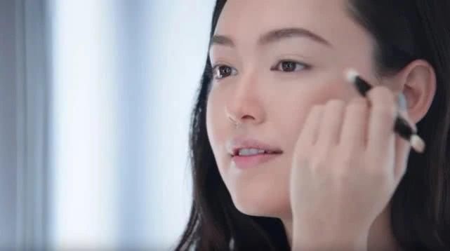  「竟然」香奈儿唯一的御用彩妆模特，竟然不化妆直接上场，看到素颜无话可说！