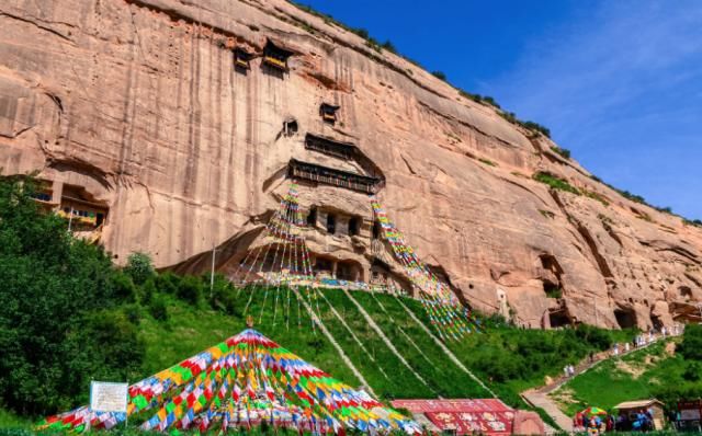 甘肃最“神秘”的寺庙，修建在悬崖峭壁之上，比悬空寺还要惊险