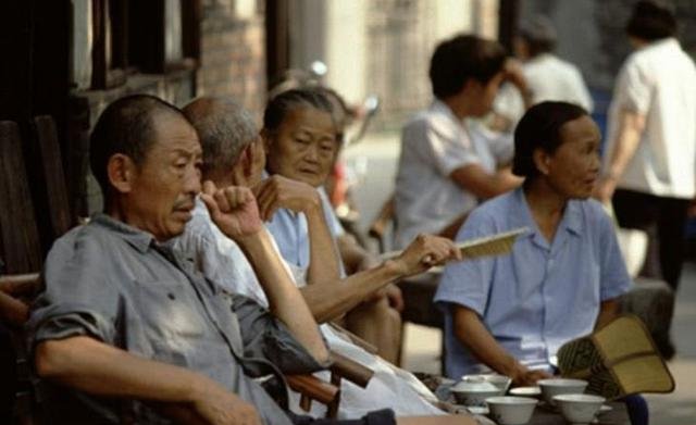 老照片80年代成都市民的生活，两个字安逸