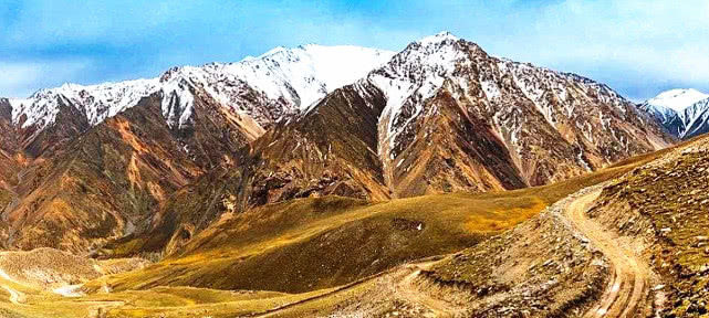  「堪称」堪称世界第8大奇迹，海拔5500米处建公路，3万人花20年