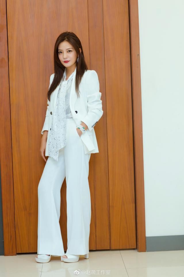 赵薇穿白色西装很甩范冰冰几条街，网友:女王的气质不是你能比的