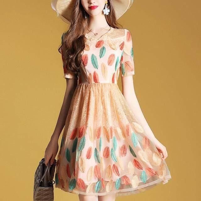 看了一眼就很喜欢的连衣裙，上身尽显优雅迷人的女人味