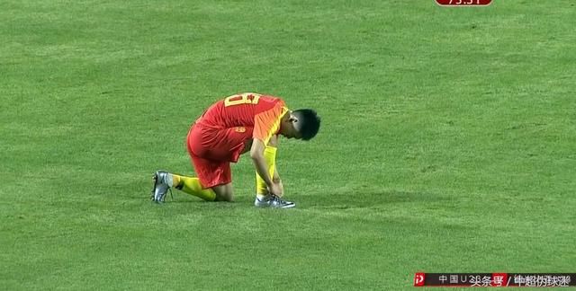 中国足球的悲哀:当红U23国脚连续停球出界,难