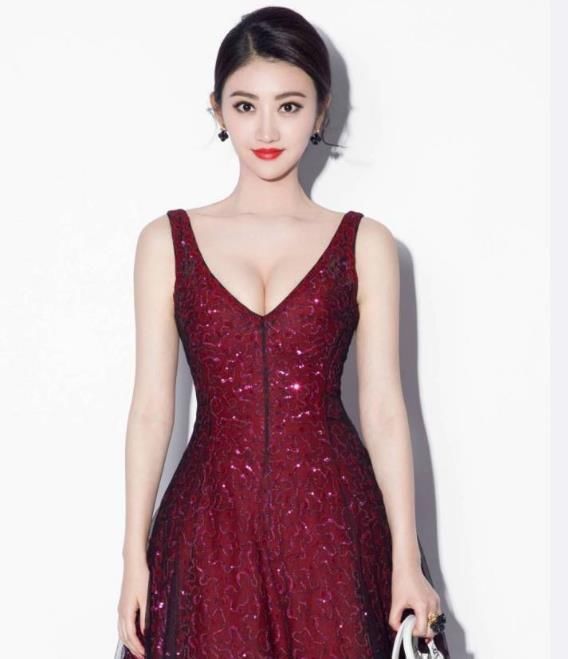 景甜穿深V裙,优雅大气,目测是美女一枚