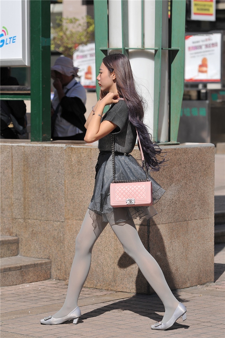 街拍：难得一见的灰丝细腿美女，女神雅典娜附体了