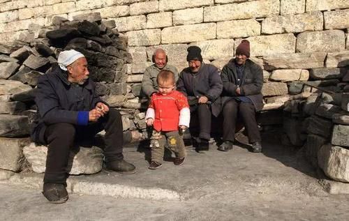  「拆除」住了搬迁房，就要拆除旧宅子，老农叹息：现在退还来得