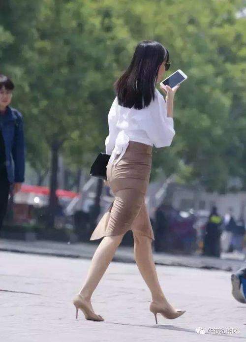 街拍：20多岁的女白领穿包臀，白衬衫的女人自带气质!