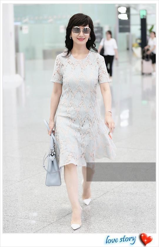 赵雅芝独现机场，63岁年龄穿出36岁的风情，网友：黄锦燊咋放心的