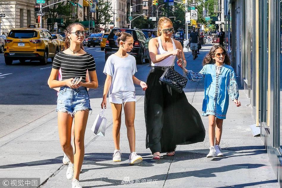 组图：詹妮弗洛佩兹穿无袖上衣秀美胸 女儿笑容大方星味十足