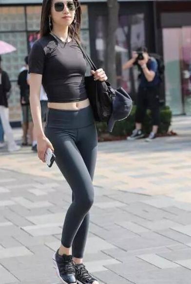 紧身打底裤小姐姐，经典时尚而又富有情调，显现的美轮美奂！