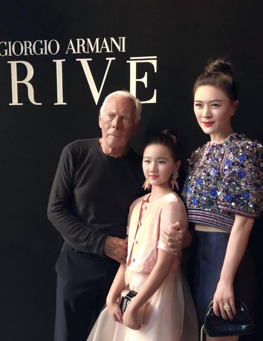 这对母女才是时尚圈高级范儿的示范，李湘母女在她们面前都显得lo