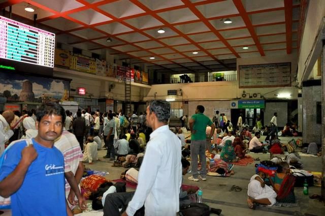 中国美女在印度超市买东西，偶遇几个印度小伙，差点将自己吓到了