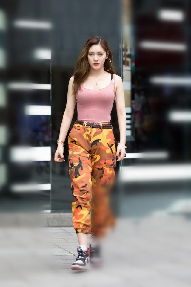 街拍: 拥有一双修长的双腿, 小姐姐气场强大，你能Hold住吗？