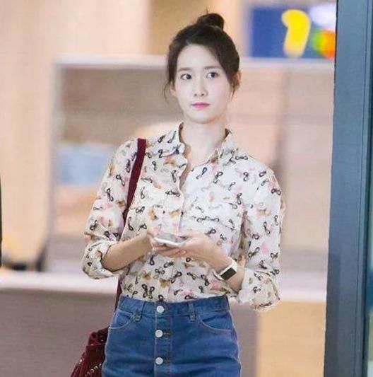 林允儿帅气现身机场!一件白T恤让她美成小仙女，下半身却辣眼睛