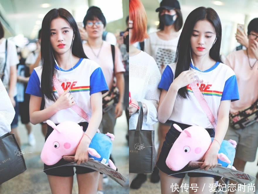 鞠婧祎短裤穿得太短了，难怪一路都要用“小猪佩奇”挡着！