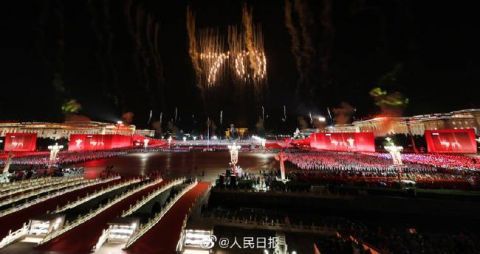 壮观 国庆联欢上演超燃灯光秀