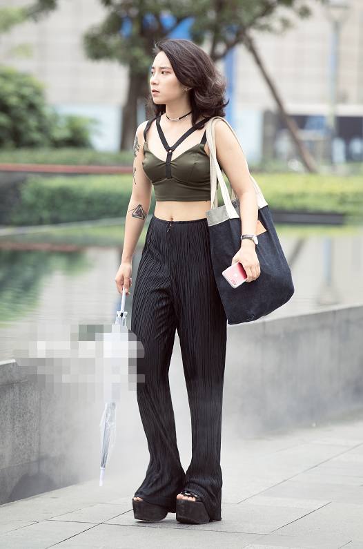 穿“个性”长裤出镜的美女们,绝对是人群中的亮点