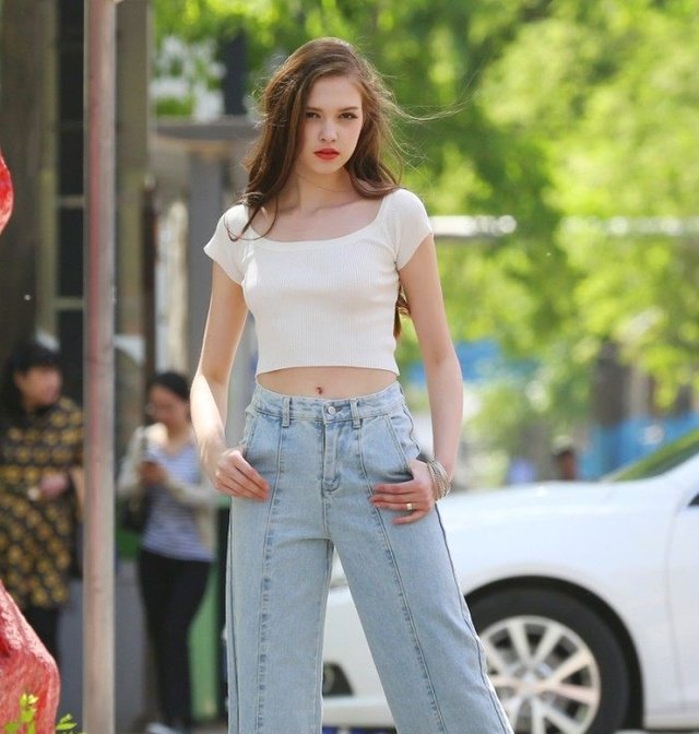 街拍夏季美女都要真空上阵这么穿，男生看了都得“冲血”