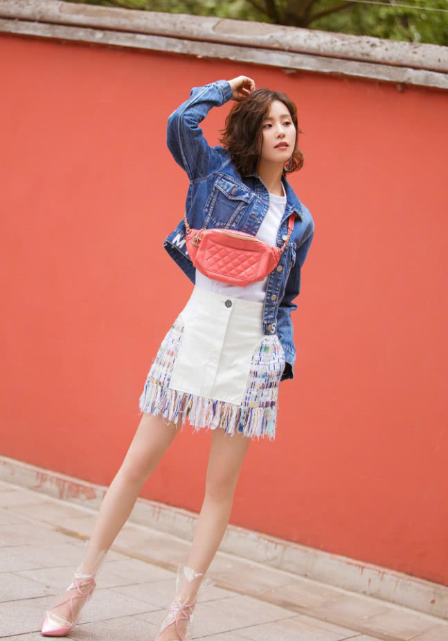 刘诗诗脚穿塑料袋，包包被“压扁”了还在背，微卷发型真女神！