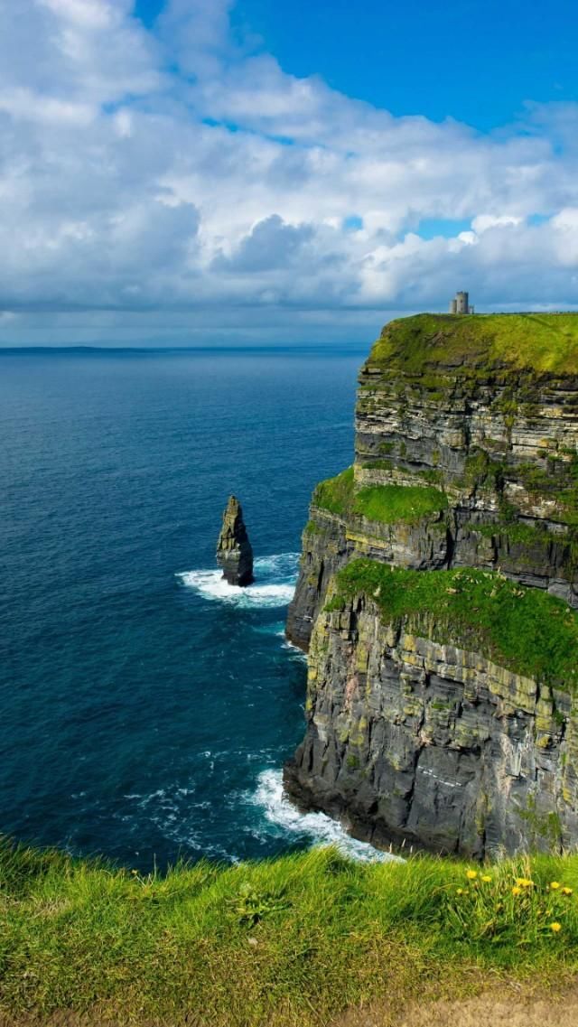 美女出上联：两岸青山倚碧树，欢迎赐联！