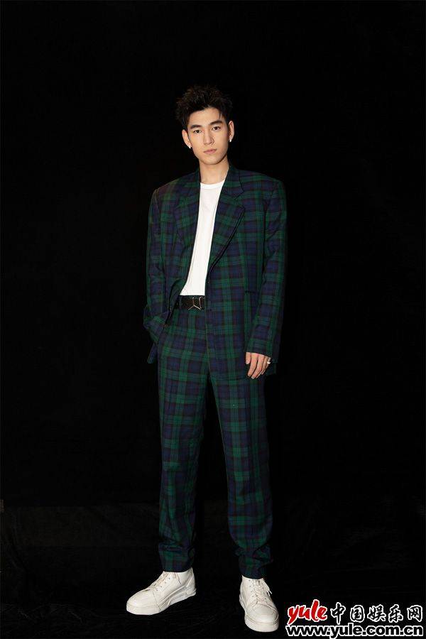 陈叶生亮相时尚盛典 解锁双重风格少年感十足