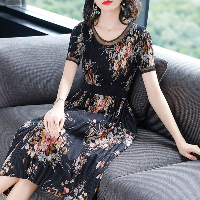 女人尽量不要穿黑裤子，瞧瞧港式女人这样穿，太惊艳了，美飞