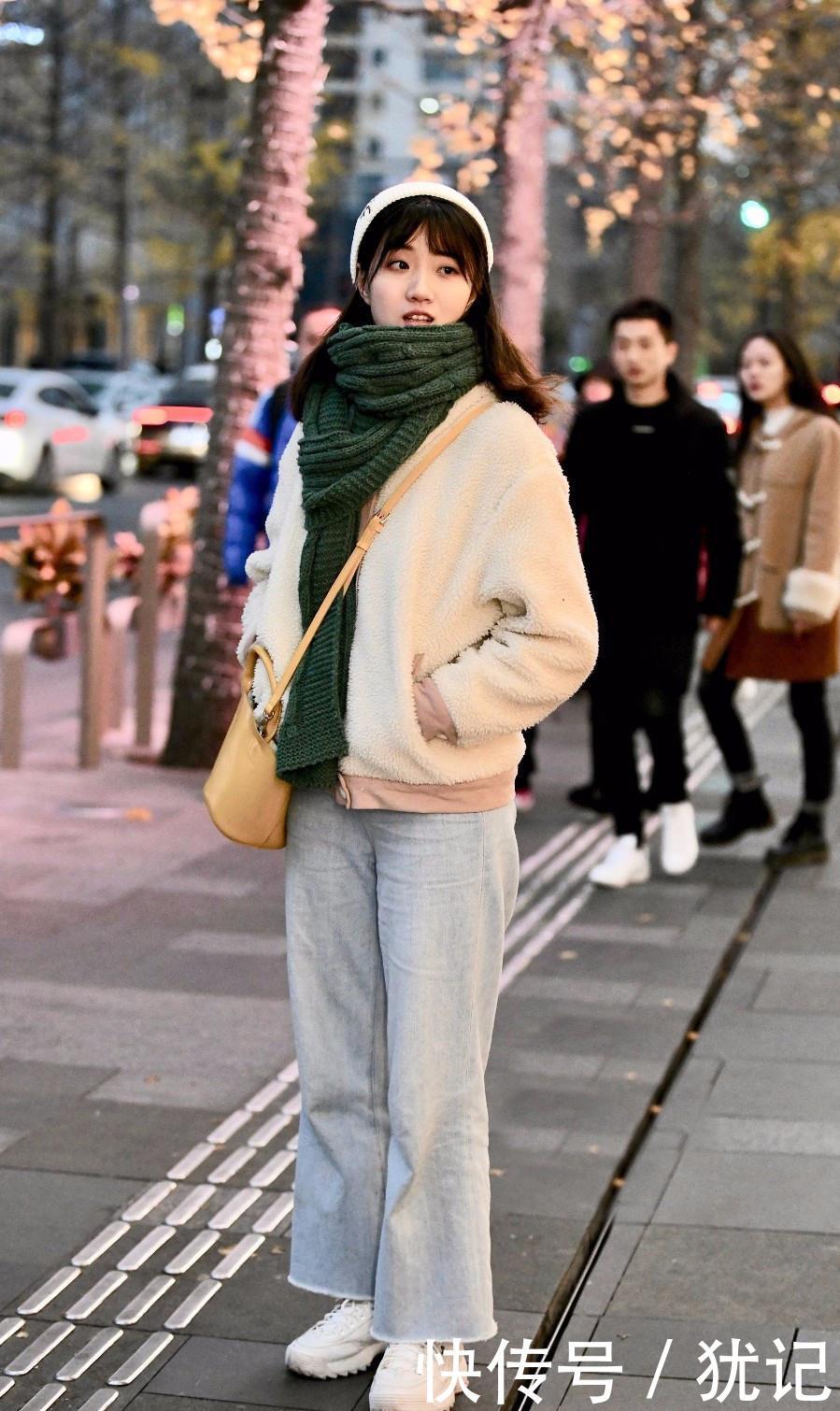 身穿■街拍:具有百搭特性的小白鞋,彰显青春活力气息,深得女生的喜爱