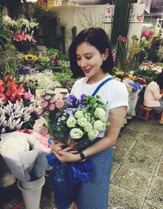 熊乃身穿西服外套+直筒裤现身，简单大方，网友:包包太丑了!