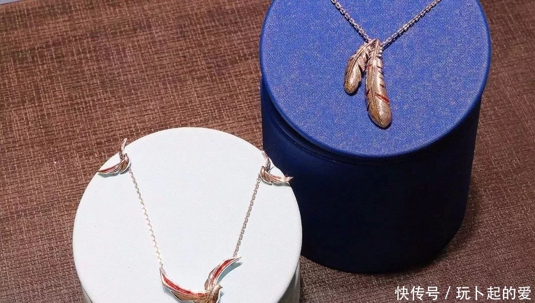 『感觉』周大福新出的羽毛项链,是否感觉眼熟
