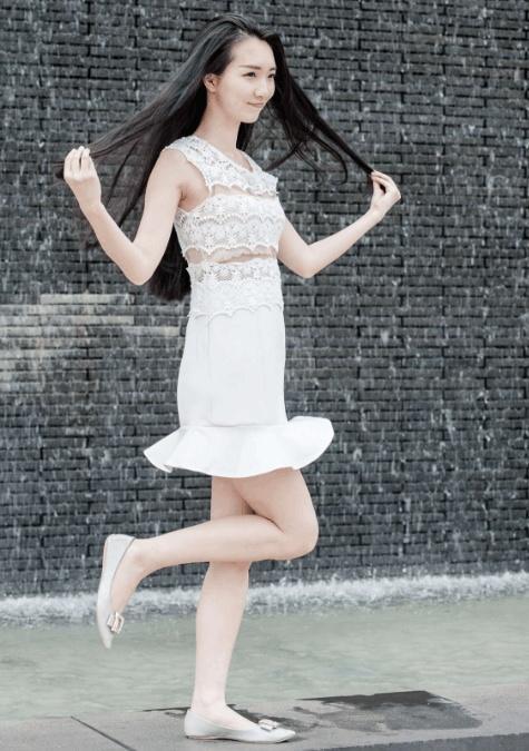 街拍:小姐姐紧身打底裤与上身丰满的身材对比鲜明，迷人养眼！