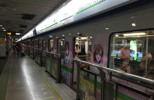 英国人嫌自家地铁旧，日本地铁太安静，中国地铁却得这种评价