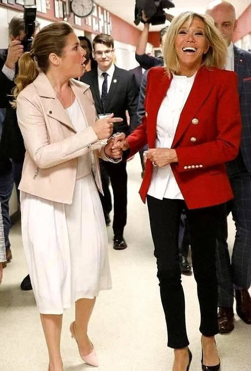 法国第一夫人经典照：和型男同行，很开心，最后一张笑到发型凌乱